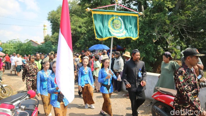 Tradisi kirab gunungan di Desa Mojoagung, Kecamatan Trangkil, Pati, Rabu (15/5/2024).