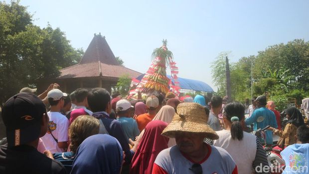 Tradisi kirab gunungan di Desa Mojoagung, Kecamatan Trangkil, Pati, Rabu (15/5/2024).