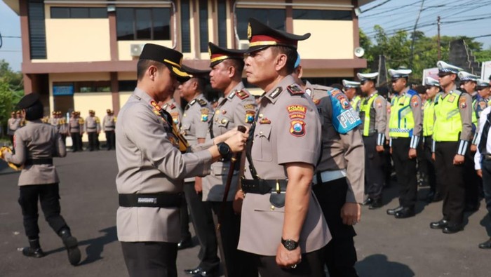 Upacara sertijab dilanjutkan ucapan selamat untuk pejabat dan foto bersama.