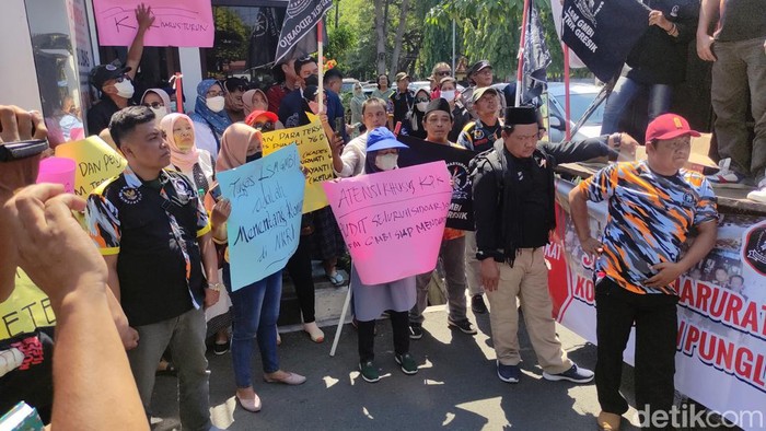Warga Kletek, Sidoarjo protes Pj Bupati lantik kades korupsi