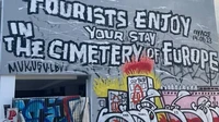 Warlok Athena Juga Geram Overtourism, Usir Turis Lewat Grafiti
