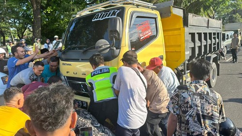 Warga mengevakuasi pemotor yang terseret ban truk di Bundaran Masjid Jami, Kecamatan Praya, Lombok Tengah, Nusa Tenggara Barat (NTB). (Foto: Humas Polres Lombok Tengah)