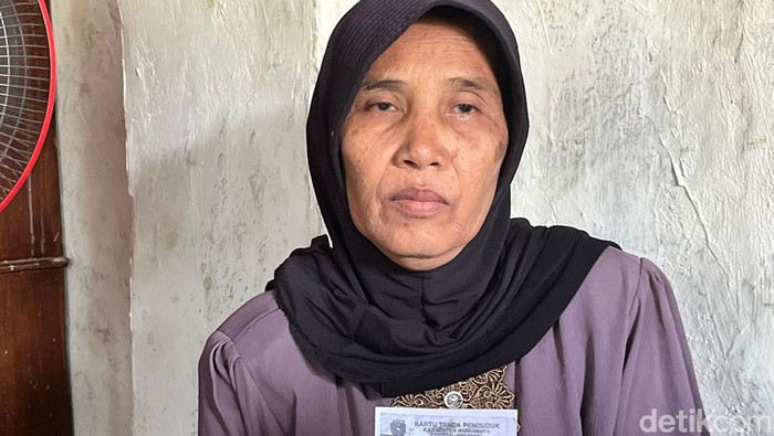Warkeni warga Indramayu kehilangan anaknya yang jadi TKW di Suriah