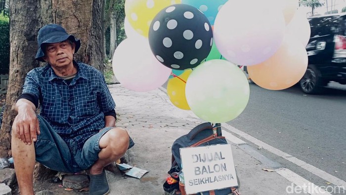 Yayat, penjual balon dengan harga seikhlasnya.
