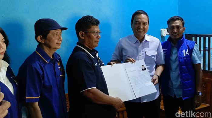Yoyok Sukawi saat melamar NasDem untuk maju Pilwalkot Semarang.