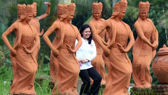 Pengunjung berfoto di Taman Gandrung Terakota, Banyuwangi, Jawa Timur, Rabu (15/5/2024). Destinasi Wisata yang terletak di kaki Gunung Ijen tersebut menawarkan keindahan alam persawahan yang terdapat seribu patung penari gandrung sebagai salah satu identitas budaya Banyuwangi. ANTARA FOTO/Budi Candra Setya/foc.