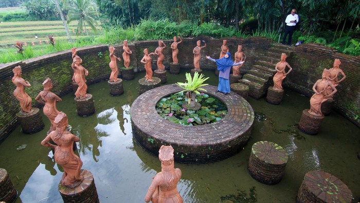 1.000 Patung Penari Gandrung Hiasi Taman di Banyuwangi Pengunjung berfoto di Taman Gandrung Terakota, Banyuwangi, Jawa Timur, Rabu (15/5/2024). Destinasi Wisata yang terletak di kaki Gunung Ijen tersebut menawarkan keindahan alam persawahan yang terdapat seribu patung penari gandrung sebagai salah satu identitas budaya Banyuwangi. ANTARA FOTO/Budi Candra Setya/foc.