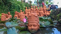 Pengunjung memfoto patung gandrung di Taman Gandrung Terakota, Banyuwangi, Jawa Timur, Rabu (15/5/2024).   