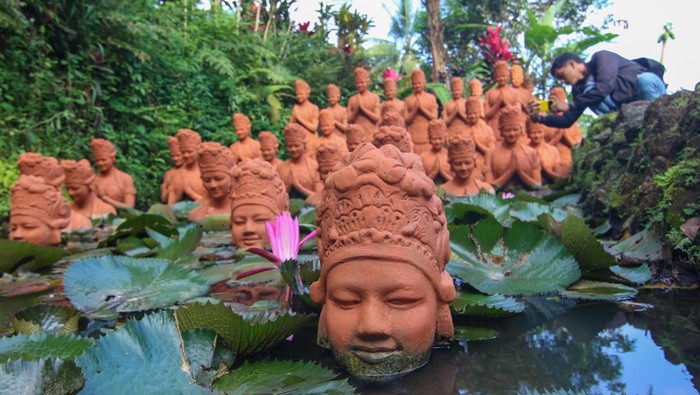 1.000 Patung Penari Gandrung Hiasi Taman di Banyuwangi Pengunjung berfoto di Taman Gandrung Terakota, Banyuwangi, Jawa Timur, Rabu (15/5/2024). Destinasi Wisata yang terletak di kaki Gunung Ijen tersebut menawarkan keindahan alam persawahan yang terdapat seribu patung penari gandrung sebagai salah satu identitas budaya Banyuwangi. ANTARA FOTO/Budi Candra Setya/foc.
