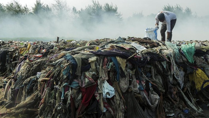 Aksi bersih pantai di Sukabumi Warga mengumpulkan sampah di Pantai Talanca, Desa Loji, Simpenan, Kabupaten Sukabumi, Jawa Barat, Kamis (16/5/2024). Aksi bersih pantai yang melibatkan sejumlah organisasi, perangkat desa, TNI-Polri, mahasiswa, dan pelajar tersebut sebagai bentuk kepedulian terhadap lingkungan serta upaya mengurangi sampah yang terbawa arus laut. ANTARA FOTO/Henry Purba/agr/tom.