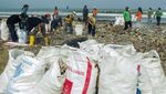 Aksi Bersih-bersih Pantai Talanca Sukabumi