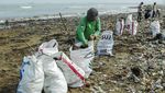 Aksi Bersih-bersih Pantai Talanca Sukabumi
