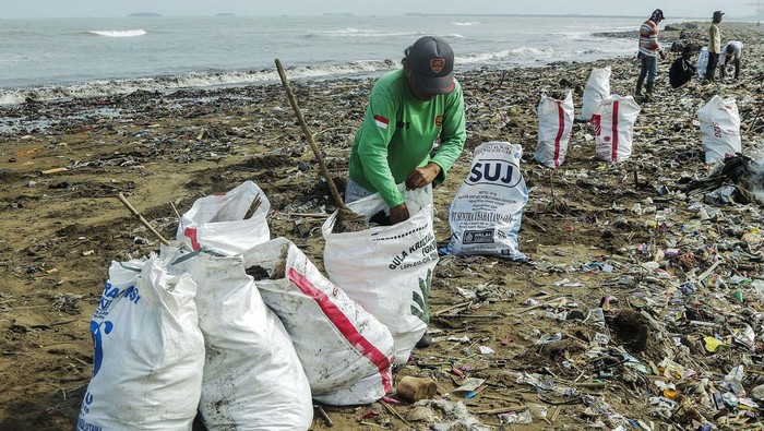 Warga mengumpulkan sampah di Pantai Talanca, Desa Loji, Simpenan, Kabupaten Sukabumi, Jawa Barat, Kamis (16/5/2024). Aksi bersih pantai yang melibatkan sejumlah organisasi, perangkat desa, TNI-Polri, mahasiswa, dan pelajar tersebut sebagai bentuk kepedulian terhadap lingkungan serta upaya mengurangi sampah yang terbawa arus laut. ANTARA FOTO/Henry Purba/agr/tom.