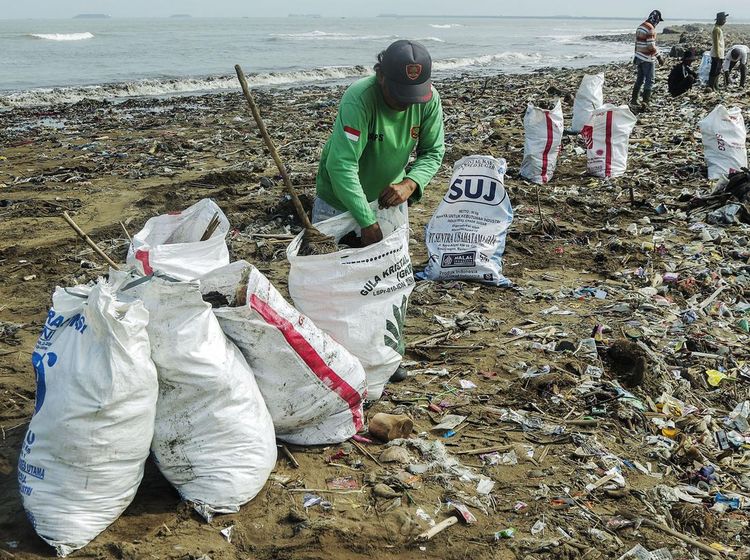 Aksi Bersih-bersih Pantai Talanca Sukabumi