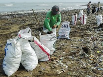 Aksi Bersih-bersih Pantai Talanca Sukabumi