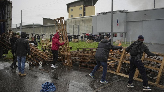 Aksi Protes Sipir Penjara di Paris Buntut Serangan Geng Bersenjata Para sipir penjara membakar palet kayu saat protes di depan penjara Corbas, di luar Lyon, Prancis, Rabu (15/5/2024). Aksi protes itu buntuk serangan geng bersenjata.