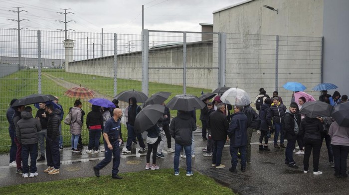 Aksi Protes Sipir Penjara di Paris Buntut Serangan Geng Bersenjata Para sipir penjara membakar palet kayu saat protes di depan penjara Corbas, di luar Lyon, Prancis, Rabu (15/5/2024). Aksi protes itu buntuk serangan geng bersenjata.