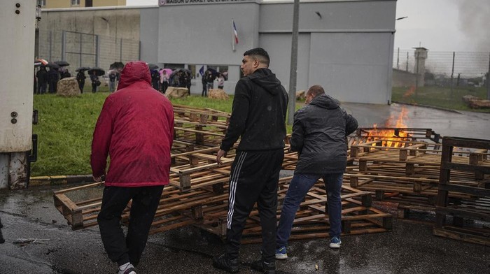 Aksi Protes Sipir Penjara di Paris Buntut Serangan Geng Bersenjata Para sipir penjara membakar palet kayu saat protes di depan penjara Corbas, di luar Lyon, Prancis, Rabu (15/5/2024). Aksi protes itu buntuk serangan geng bersenjata.