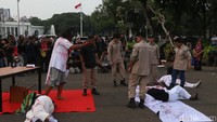 Dalam aksi itu, para pemeran melakukan teatrikal terkait peringatan tragedi Mei 1998. 
