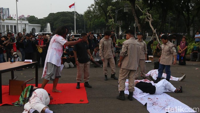 Aksi Kamisan di depan Istana Negara, Kamis (16/5/2024). Kamisan kali ini diramaikan aksi teatrikal terkait peringatan tragedi Mei 1998.