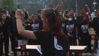Massa menggelar Aksi Kamisan di depan Istana Negara, Kamis (16/5/2024). 