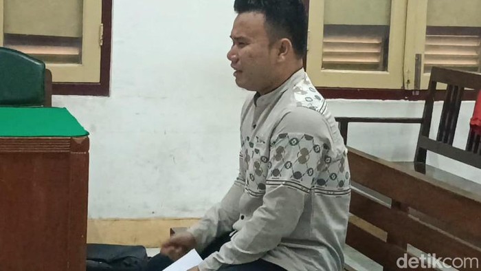Anggota Bawaslu nonaktif, Azlansyah, menangis saat membacakan pledoi di PN Medan