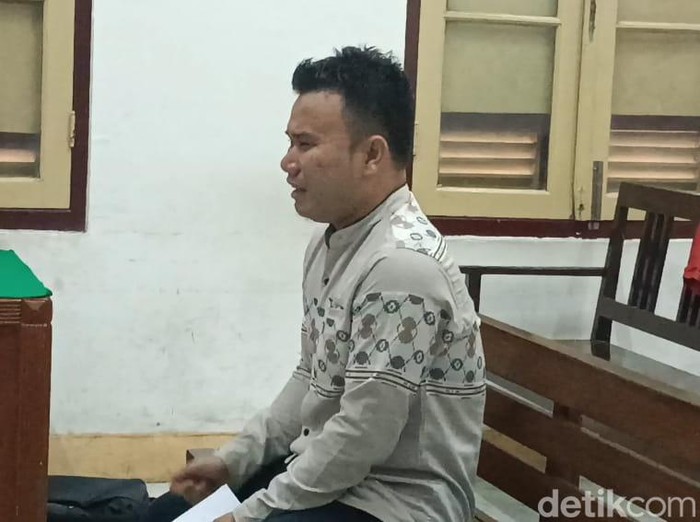 Anggota Bawaslu nonaktif, Azlansyah, menangis saat membacakan pledoi di PN Medan