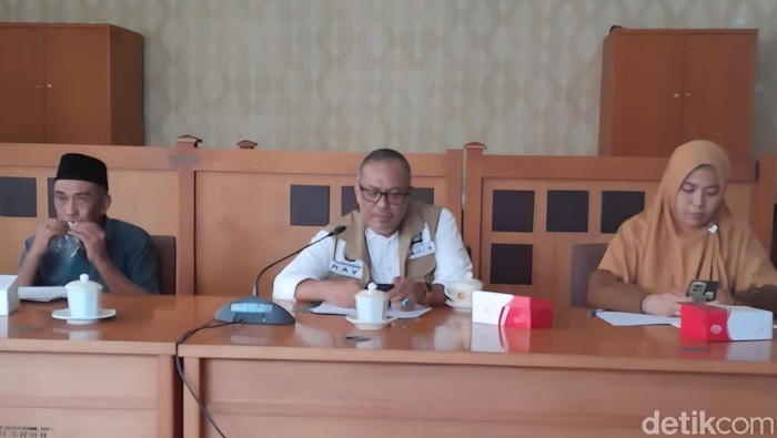 Anggota Komisi III DPRD Bone Arifuddin (kiri) saat rapat dengan DLH Bone.
