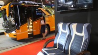 Antusias Pengunjung Lihat Pameran Busworld di Kemayoran