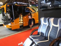 Antusias Pengunjung Lihat Pameran Busworld di Kemayoran