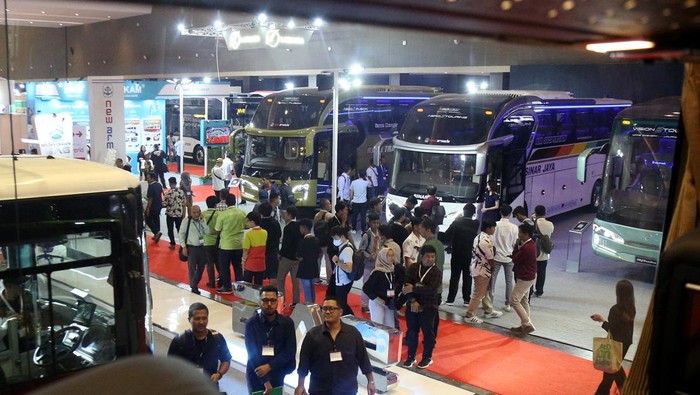 Busworld Southeast Asia 2024 digelar di JIExpo, Kemayoran, Kamis (16/5/2024). Pengunjung antusias melihat pameran bus tersebut.