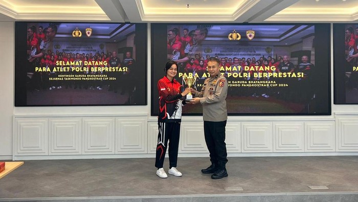 Asisten Kapolri Bidang Sumber Daya Manusia (As SDM Kapolri), Irjen Dedi Prasetyo, menyampaikan selamat kepada pemenang  Taekwondo Pangkostrad Cup 2024