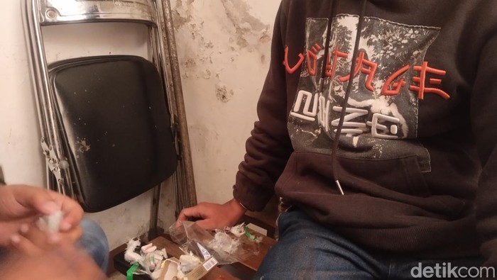 Barang bukti sabu yang dibawa seseorang bernama Surya Saeful Bahru untuk tahanan PN Bandung.