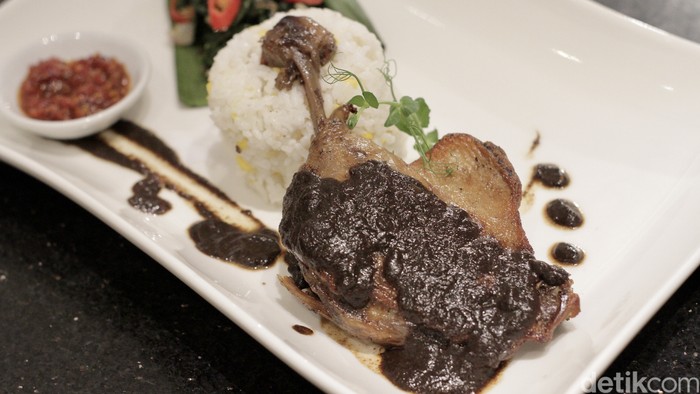 Bebek bumbu rawon dengan cita rasa unik nan enak