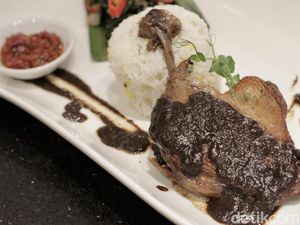 Menikmati Gurihnya Bebek Bumbu Rawon Spesial Hari Jadi Kota Surabaya