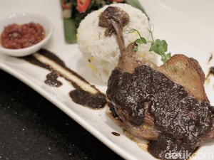 Menikmati Gurihnya Bebek Bumbu Rawon Spesial Hari Jadi Kota Surabaya