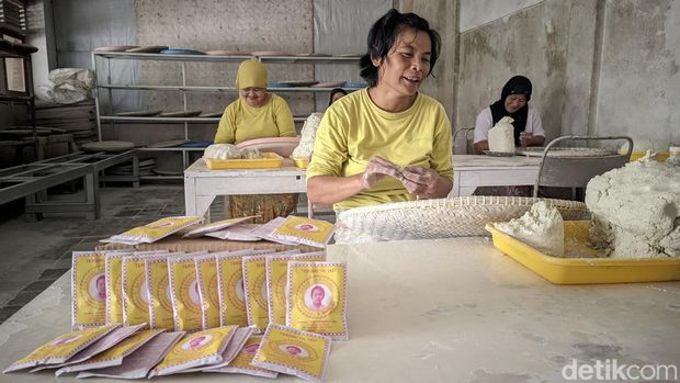 Bedak Saripohatji yang diproduksi di Ciamis.