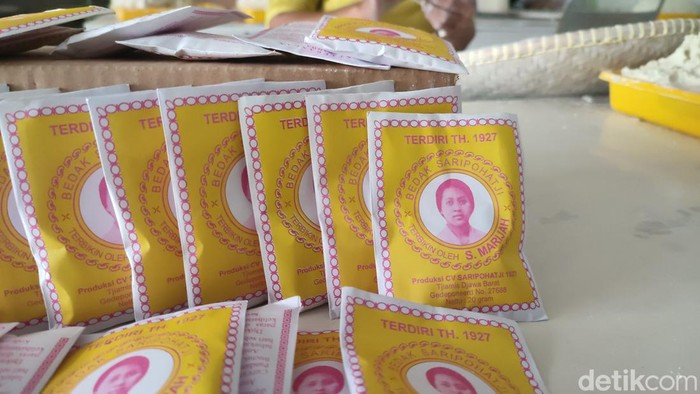 Bedak Saripohatji yang diproduksi di Ciamis.