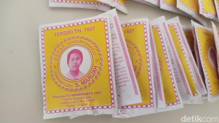 Bedak Saripohatji yang diproduksi di Ciamis.