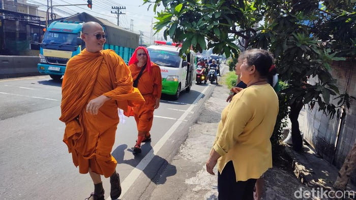 Para biksu thudong memulai berjalan kaki dari Semarang menuju Candi Borobudur, Magelang, Kamis (16/5/2024).