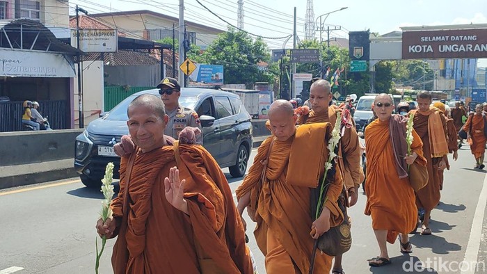Para biksu thudong memulai berjalan kaki dari Semarang menuju Candi Borobudur, Magelang, Kamis (16/5/2024).
