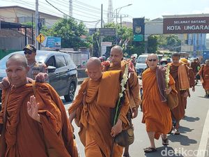 Biksu Thudong Keliling 10 Vihara Temanggung Sebelum Lanjut ke Borobudur