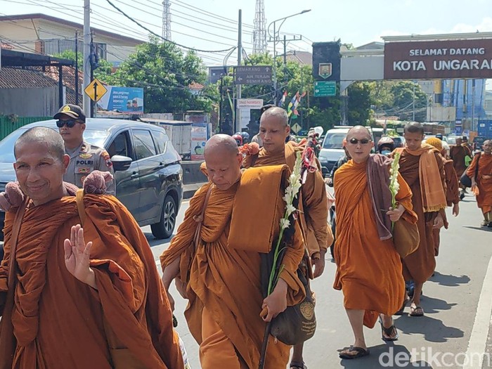 Para biksu thudong memulai berjalan kaki dari Semarang menuju Candi Borobudur, Magelang, Kamis (16/5/2024).