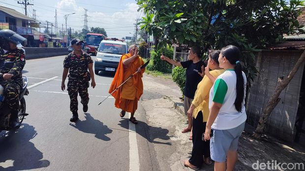 Para biksu thudong memulai berjalan kaki dari Semarang menuju Candi Borobudur, Magelang, Kamis (16/5/2024).