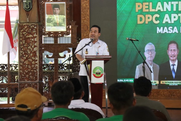 Bupati Blora Arief Rohman di hadapan organisasi Asosiasi Petani Tebu Rakyat Indonesia (APTRI) Kabupaten Blora di Pendopo Rumah Dinas Bupati Blora, menginginkan mudah-mudahan para petani tebu Blora sanggup berperan dalam aktivitas pergulaan nasional.