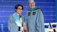 Be a transformation leader, make an impact, be someone who be kind to yourself; to your surroundings; and to our community. Dear all, voluntary service and the betterment of humankind are at the core of each of the degree we hold from Columbia University, pesan Deris dalam Columbia University Convocation di tengah-tengah gerimis (15/4/2024). Foto: Dok. pribadi Deris Nagara