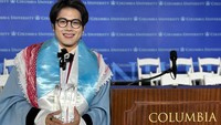 Deris Nagara baru saja diwisuda dari Columbia University pada (13/5/2024) waktu setempat. Dia jadi orang Indonesia pertama yang memperoleh penghargaan Campbell Award 2024 dan memberikan pidato penghargaan Columbia University (Columbia Convocation). Foto: Dok. pribadi Deris Nagara