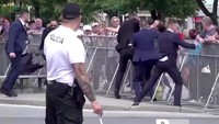 Robert Fico terjungkal usai ditembak oleh pria lansia berusia 71 tahun tersebut. RTV Prievidza/Handout via Reuters.