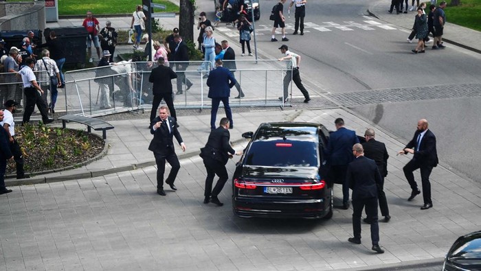 Perdana Menteri (PM) Slovakia Robert Fico ditembak seorang pria lansia berusia 71 tahun. Fico Ditembak usai menghadiri rapat pemerintah di Kota Handlova.