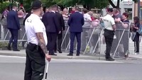 Robert Fico ditembak saat menyapa warga usai menghadiri rapat kabinet di Kota Handlova, Rabu (15/3) waktu setempat. RTV Prievidza/Handout via Reuters.